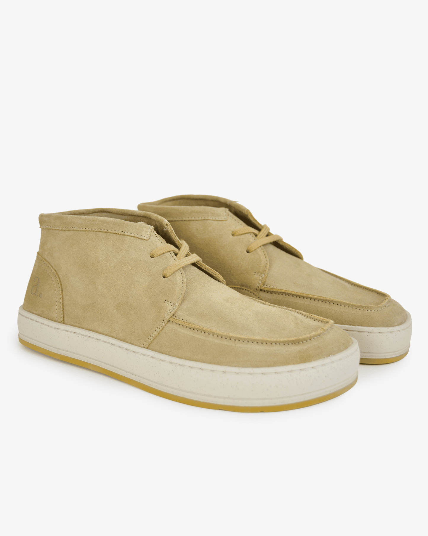 Men's barefoot wallabee desert boot Arden Sand in beige leather with offwhite and yellow sole, angled pair view on white background