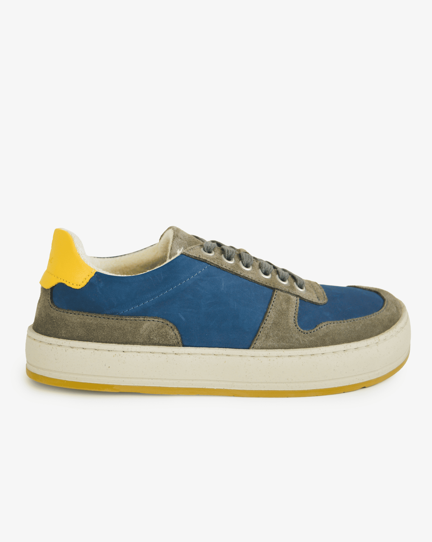 Men's barefoot low top sneaker Arend Acciato Grey Marino in grey leather and blue recycled polyester with offwhite and yellow sole, side view on white background