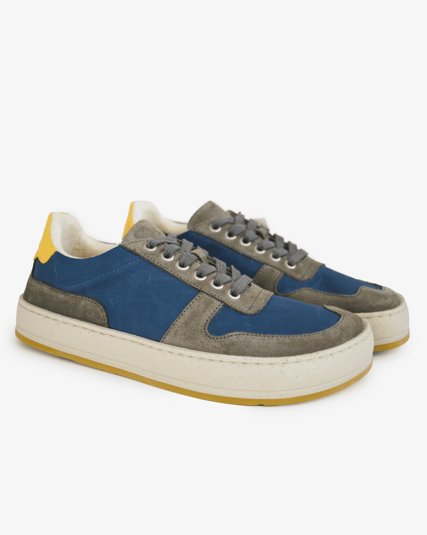 Men's barefoot low sneaker Arend Acciato Grey Marino in grey leather and blue recycled polyester with offwhite and yellow sole, angled pair view on white background